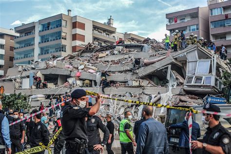 Oct. 30, 2020 11:27 AM PT. ESTAMBUL —. Un fuerte terremoto el viernes causó al menos 19 muertos y más de 400 heridos en Turquía, donde derrumbó varios edificios en la provincia de Izmir, y ...
